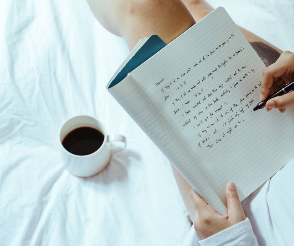Donna che scrive un blog con tazza di caffè lungo