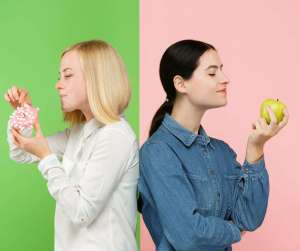 Due ragazze con la camicia, su sfondi cromatici differenti, mangiano rispettivamente una ciambella e una mela