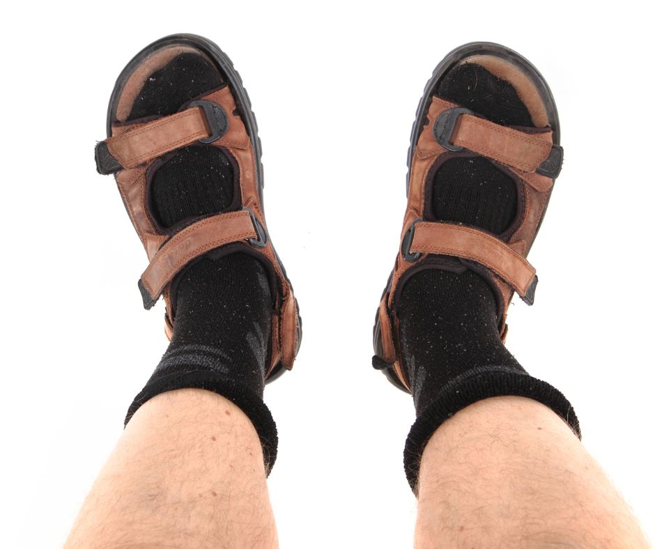 Orrori di stile in estate: sandali da montagna con calzini da uomo